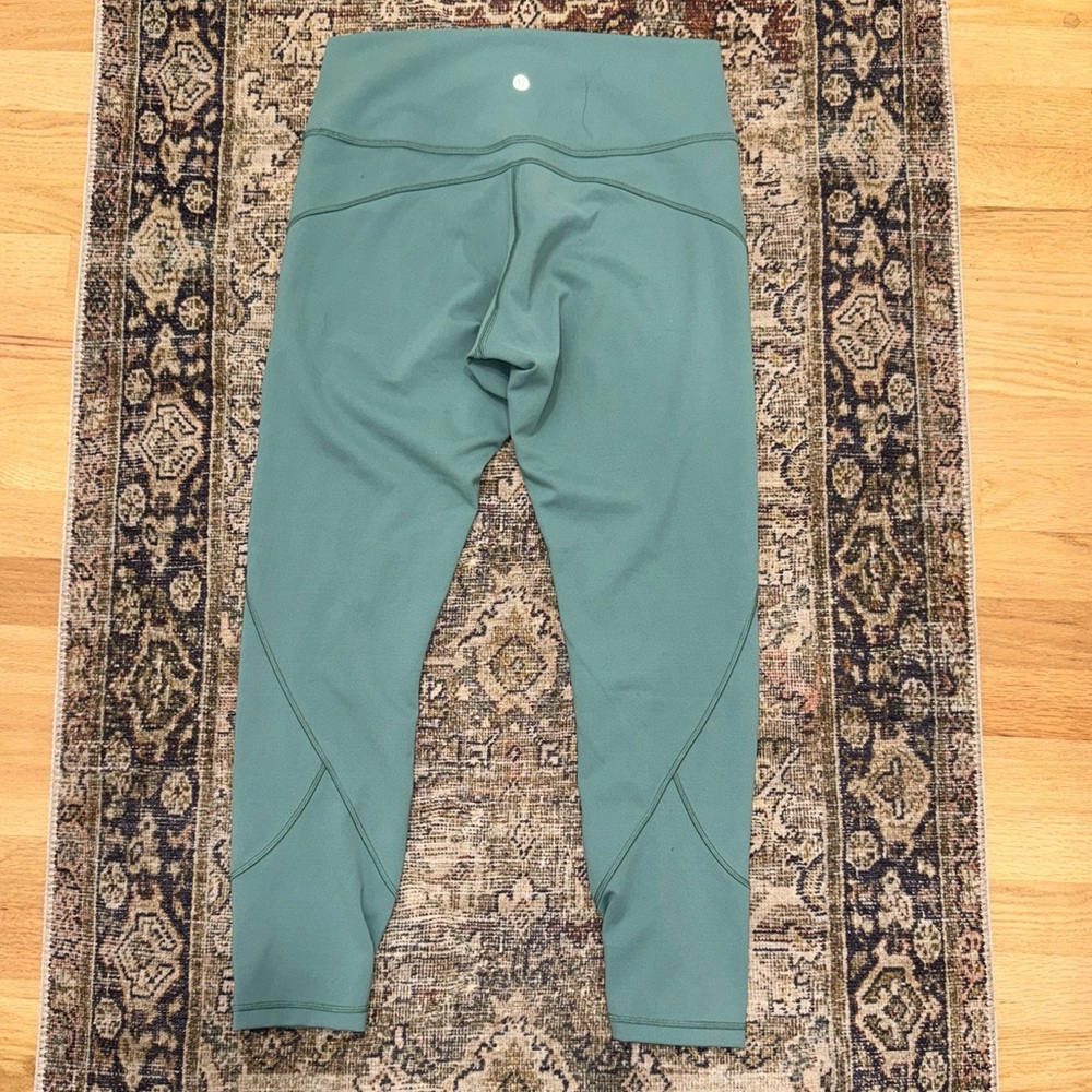 Women's Lululemon In Movement Legging
Tight 25"  Size 10